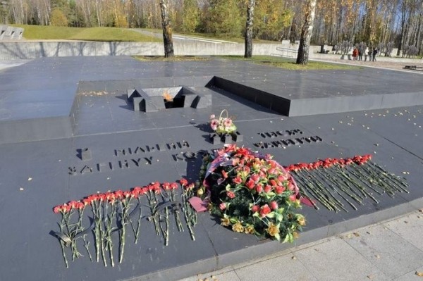 «Саша всю жизнь помнил, как хоронили погибших жители соседних деревень». История чудом выжившего хатынского мальчика «Саша всю жизнь помнил, как хоронили погибших жители соседних деревень». История чудом выжившего хатынского мальчика