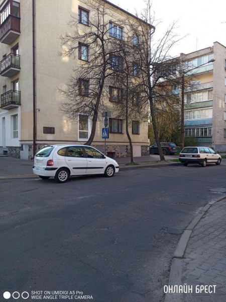 Читатель: Прям на пешеходном! Так паркуются в Бресте :)
Читатель: Прям на пешеходном! Так паркуются в Бресте :)