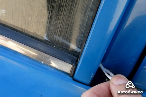 Как открыть дверь авто, если ключи остались внутри? Проверка народных способов Как открыть дверь авто, если ключи остались внутри? Проверка народных способов