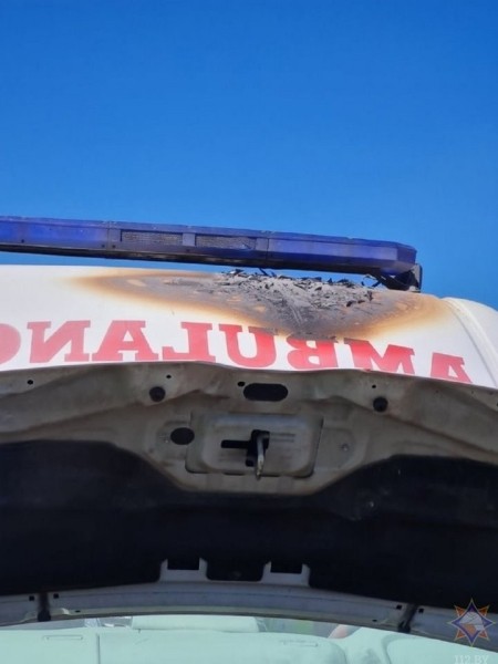 Под Брестом загорелся автомобиль скорой медицинской помощи, перевозивший в реаниматоре младенца Под Брестом загорелся автомобиль скорой медицинской помощи, перевозивший в реаниматоре младенца