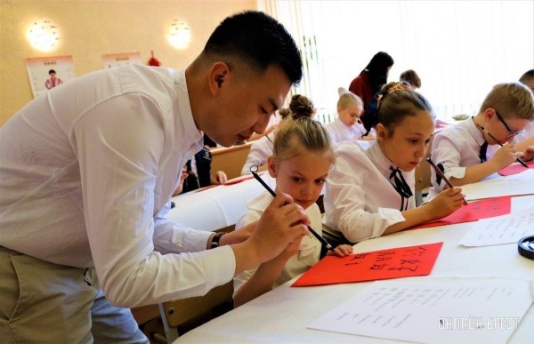 Читатель: Мастер-класс по китайскому письму в Центре изучения китайского языка и культуры средней школы № 28 г. Бреста
Читатель: Мастер-класс по китайскому письму в Центре изучения китайского языка и культуры средней школы № 28 г. Бреста