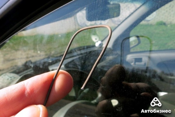 Как открыть дверь авто, если ключи остались внутри? Проверка народных способов Как открыть дверь авто, если ключи остались внутри? Проверка народных способов