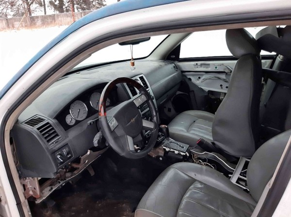 МВД продаёт ржавый Chrysler 300С, сделав уценку. Сколько было, а сколько стало? МВД продаёт ржавый Chrysler 300С, сделав уценку. Сколько было, а сколько стало?