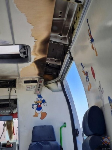 Под Брестом загорелся автомобиль скорой медицинской помощи, перевозивший в реаниматоре младенца Под Брестом загорелся автомобиль скорой медицинской помощи, перевозивший в реаниматоре младенца