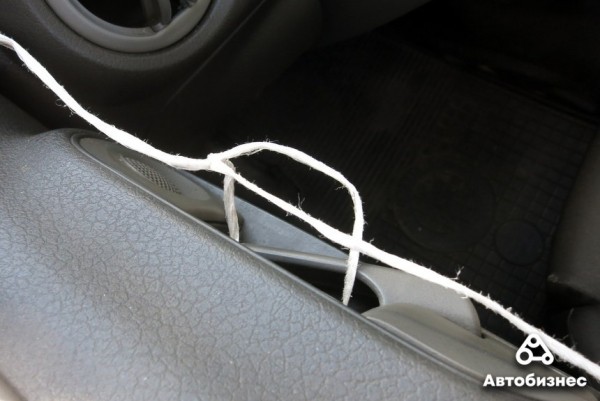 Как открыть дверь авто, если ключи остались внутри? Проверка народных способов Как открыть дверь авто, если ключи остались внутри? Проверка народных способов