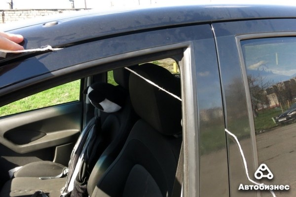 Как открыть дверь авто, если ключи остались внутри? Проверка народных способов Как открыть дверь авто, если ключи остались внутри? Проверка народных способов