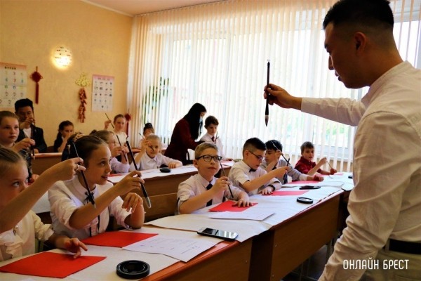 Читатель: Мастер-класс по китайскому письму в Центре изучения китайского языка и культуры средней школы № 28 г. Бреста
Читатель: Мастер-класс по китайскому письму в Центре изучения китайского языка и культуры средней школы № 28 г. Бреста