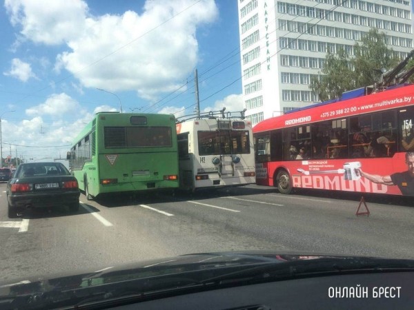 Читатель: В Бресте на Московской притёрлись автобус и троллейбус
Читатель: В Бресте на Московской притёрлись автобус и троллейбус