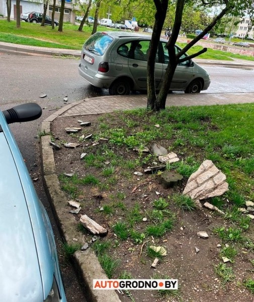 В Гродно кусок стены откололся от многоэтажки и упал на FIAT
