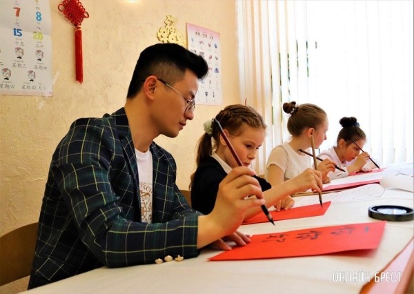 Читатель: Мастер-класс по китайскому письму в Центре изучения китайского языка и культуры средней школы № 28 г. Бреста
Читатель: Мастер-класс по китайскому письму в Центре изучения китайского языка и культуры средней школы № 28 г. Бреста