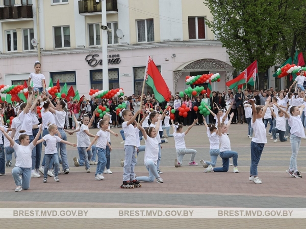В Бресте прошли торжественные мероприятия, приуроченные ко Дню Государственного герба и флага Беларуси В Бресте прошли торжественные мероприятия, приуроченные ко Дню Государственного герба и флага Беларуси