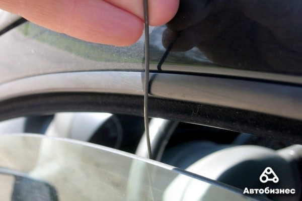 Как открыть дверь авто, если ключи остались внутри? Проверка народных способов Как открыть дверь авто, если ключи остались внутри? Проверка народных способов