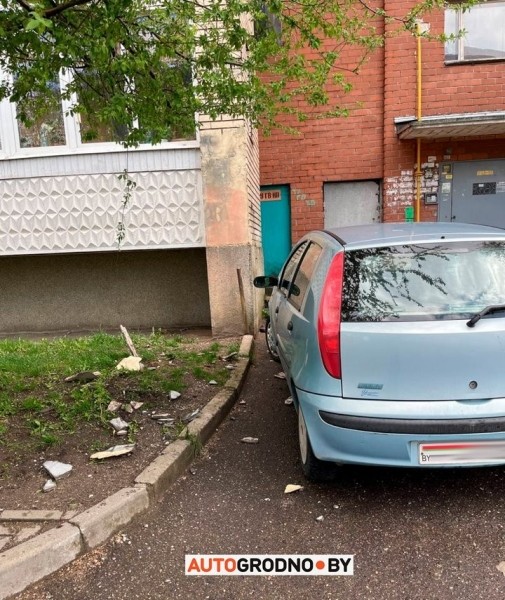 В Гродно кусок стены откололся от многоэтажки и упал на FIAT