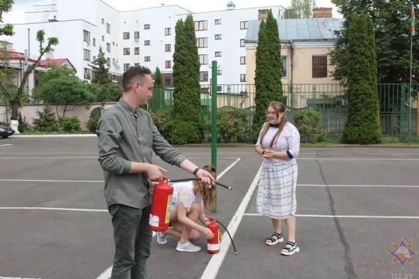 В Бресте детям продемонстрировали работу огнетушителя