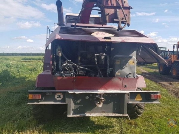 В Ивацевичском районе огнем поврежден кормоуборочный комбайн В Ивацевичском районе огнем поврежден кормоуборочный комбайн