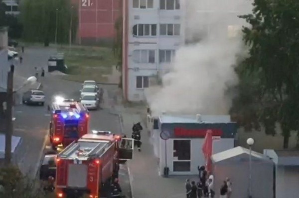 Подразделения МЧС ликвидируют возгорание в ларьках, расположенных за «Монтаной» на Партизанском проспекте
Подразделения МЧС ликвидируют возгорание в ларьках, расположенных за «Монтаной» на Партизанском проспекте