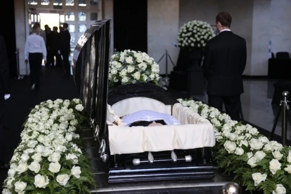 В Москве прощаются с Юрием Шатуновым, фанат прислал грузовик с розами В Москве прощаются с Юрием Шатуновым, фанат прислал грузовик с розами