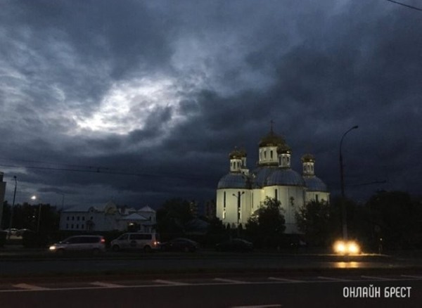 Шторм движется с запада, введен оранжевый уровень. Брест должно накрыть уже сегодня Шторм движется с запада, введен оранжевый уровень. Брест должно накрыть уже сегодня