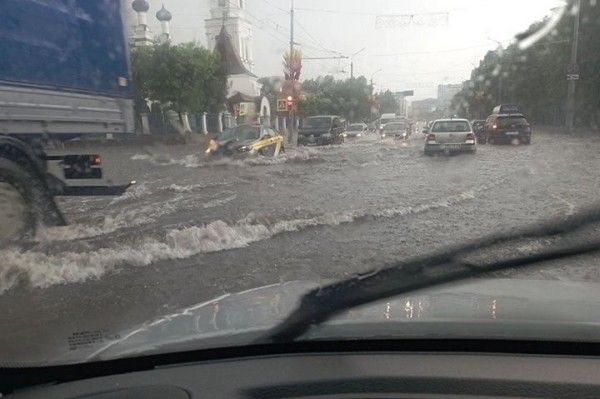 Автомобили оказались наполовину в воде из-за ливня в Могилеве. Фотофакт Автомобили оказались наполовину в воде из-за ливня в Могилеве. Фотофакт