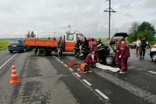 Машина дорожников столкнулась с легковушкой в Березовском районе.  Стали известны подробности