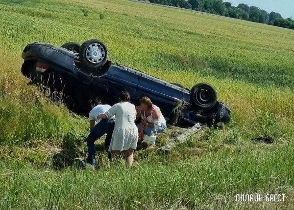 Очевидец: Сегодня возле Кобрина перевернулся автомобиль
Очевидец: Сегодня возле Кобрина перевернулся автомобиль