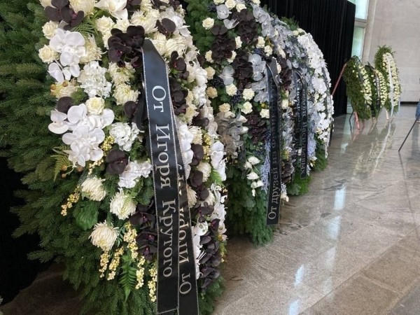 В Москве прощаются с Юрием Шатуновым, фанат прислал грузовик с розами В Москве прощаются с Юрием Шатуновым, фанат прислал грузовик с розами