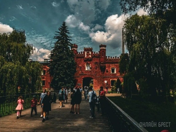 Читатель: Прогулялся по Брестской крепости и сделал немного красивых фотографий
Читатель: Прогулялся по Брестской крепости и сделал немного красивых фотографий