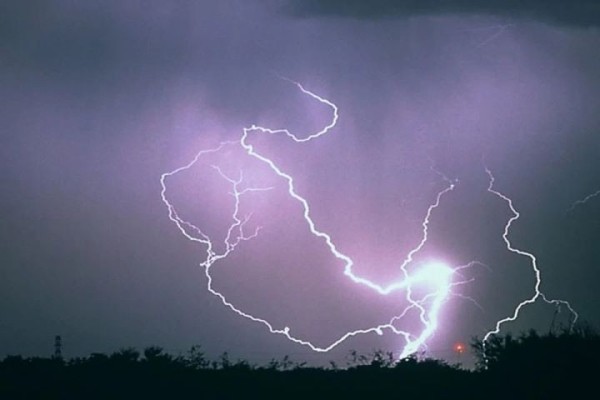 Что делать, если вас застала гроза и как не стать ее жертвой?
