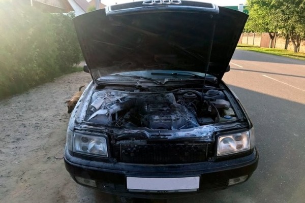 В Кобрине горела легковушка – огнем повредило моторный отсек и капот В Кобрине горела легковушка – огнем повредило моторный отсек и капот