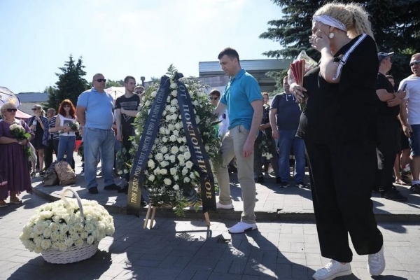 В Москве прощаются с Юрием Шатуновым, фанат прислал грузовик с розами В Москве прощаются с Юрием Шатуновым, фанат прислал грузовик с розами
