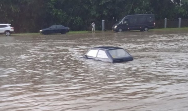 Автомобили оказались наполовину в воде из-за ливня в Могилеве. Фотофакт Автомобили оказались наполовину в воде из-за ливня в Могилеве. Фотофакт