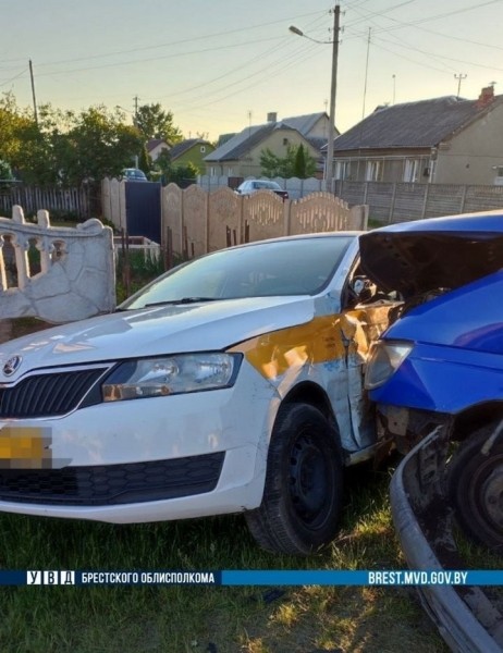 Маршрутка и такси жестко столкнулись сегодня в Бресте. Кто виноват Маршрутка и такси жестко столкнулись сегодня в Бресте. Кто виноват
