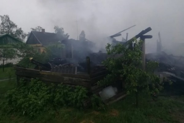 От удара молнии загорелся сарай. Случай в Брестской области От удара молнии загорелся сарай. Случай в Брестской области