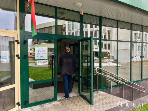 Читатель: Крутое оформление стен появилось в банке на Советской в Бресте. Как вам?
Читатель: Крутое оформление стен появилось в банке на Советской в Бресте. Как вам?