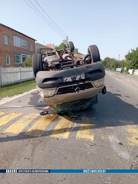 Mercedes перевернулся в Брестской области Mercedes перевернулся в Брестской области