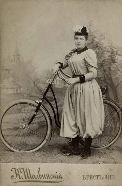 Барышня из Бреста в костюме для велосипедной езды, 1890-е гг.
Барышня из Бреста в костюме для велосипедной езды, 1890-е гг.