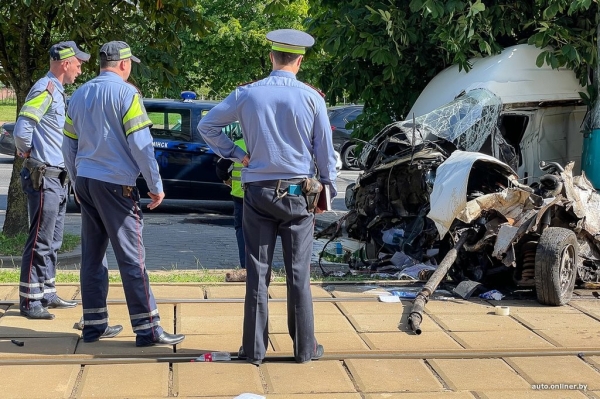 В Минске грузовой бус попал под трамвай, водитель умер В Минске грузовой бус попал под трамвай, водитель умер