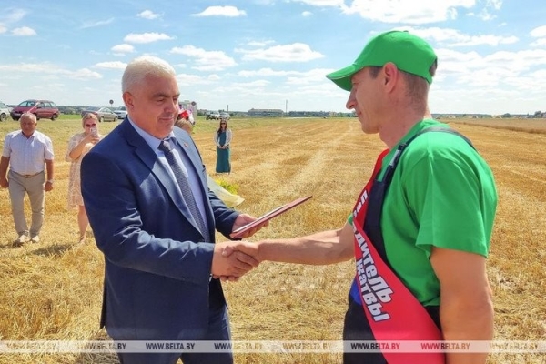 Первого тысячника определили на жатве в Брестской области Первого тысячника определили на жатве в Брестской области