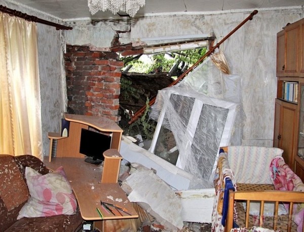 Разрушенный фасад, перебитый газопровод. В Гомельской области трактор въехал в частный дом Разрушенный фасад, перебитый газопровод. В Гомельской области трактор въехал в частный дом