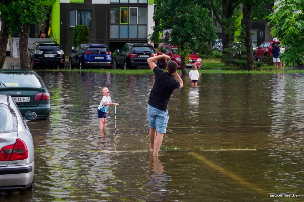 Залитые улицы. Стихия в Минске разыгралась не на шутку Залитые улицы. Стихия в Минске разыгралась не на шутку