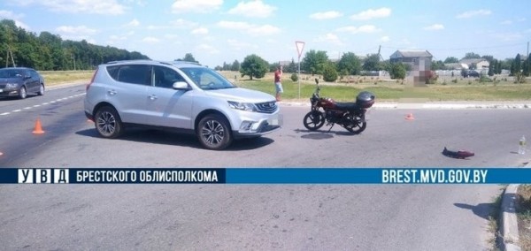 Мопед и Geely столкнулись в Брестской области Мопед и Geely столкнулись в Брестской области