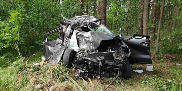 В Беларуси женщина с детьми на Volkswagen выехала под фуру. Погибла она сама и ее дочь В Беларуси женщина с детьми на Volkswagen выехала под фуру. Погибла она сама и ее дочь