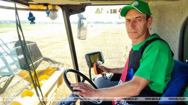 Первого тысячника определили на жатве в Брестской области Первого тысячника определили на жатве в Брестской области