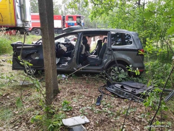 В Беларуси женщина с детьми на Volkswagen выехала под фуру. Погибла она сама и ее дочь В Беларуси женщина с детьми на Volkswagen выехала под фуру. Погибла она сама и ее дочь