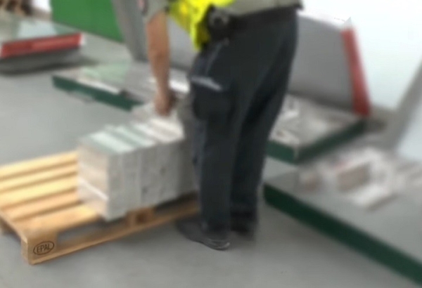 Больше суток ушло у польских таможенников, чтобы посчитать контрабандные сигареты. Водителю грозит лишение свободы на 10 лет Больше суток ушло у польских таможенников, чтобы посчитать контрабандные сигареты. Водителю грозит лишение свободы на 10 лет