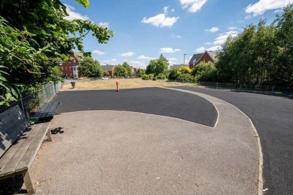 В Британии показали худшую детскую площадку страны. Родители в шоке В Британии показали худшую детскую площадку страны. Родители в шоке