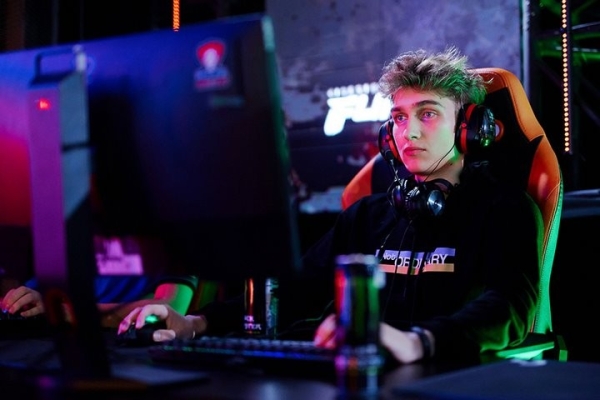 «Налегке за один месяц заработал 500 долларов». Молодой киберспортсмен из Беларуси — о работе, зарплате и жизни «Налегке за один месяц заработал 500 долларов». Молодой киберспортсмен из Беларуси — о работе, зарплате и жизни