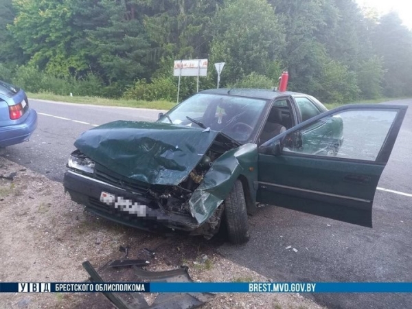 На Брестчине сильно столкнулись две легковушки. Кто виноват в ДТП? На Брестчине сильно столкнулись две легковушки. Кто виноват в ДТП?
