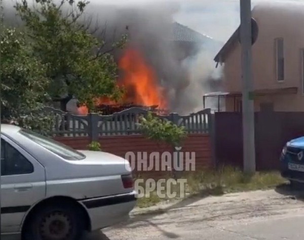 Читатель: Сегодня в Бресте на Киеве произошёл пожар. На месте происшествия работали сотрудники МЧС
Читатель: Сегодня в Бресте на Киеве произошёл пожар. На месте происшествия работали сотрудники МЧС