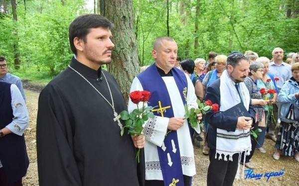 Останки 18 расстрелянных во время войны мирных жителей перезахоронили в Барановичском районе